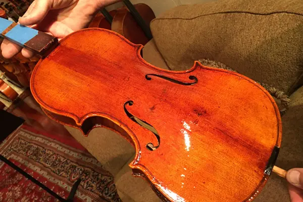 lacquer finish of stringed instruments